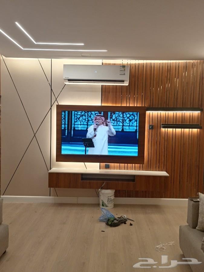 دفء الخشب في جدار التلفزيون